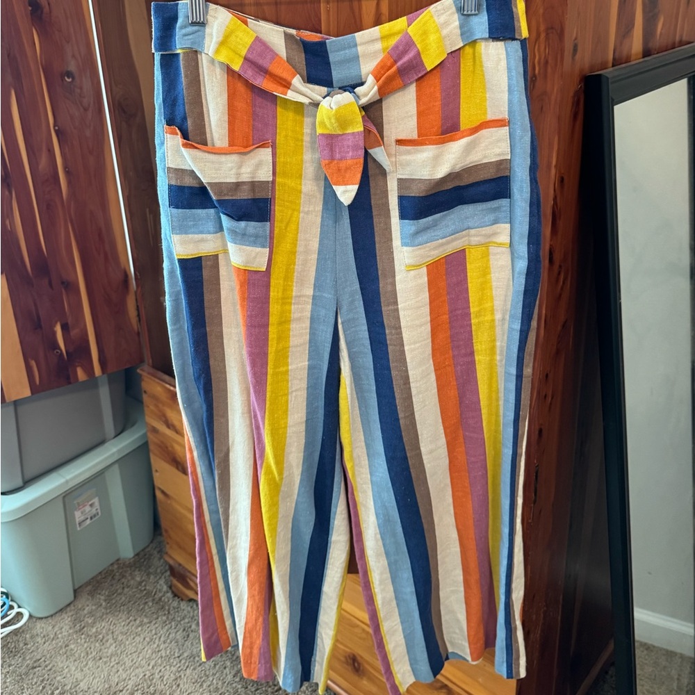 Gilli Capri pants. Size small. Zip back closure. Tie on front.